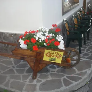 https://albergo-larese.hotelinveneto.com